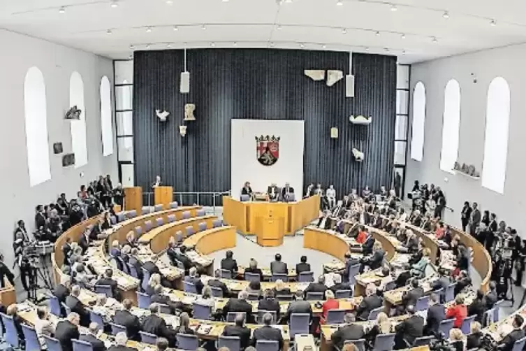 Bis auf die AfD stimmten alle Fraktionen im Mainzer Landtag (Bild) für höhere Diäten.