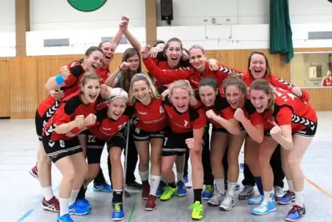 Meister und Aufsteiger: die Handballerinnen der TG Waldsee nach dem Abpfiff gegen Ottweiler/Steinbach. Foto: Lenz