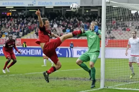 Voller Einsatz ist auch in Aue gefragt: FCK-Stürmer Lukas Görtler. Foto: KUNZ