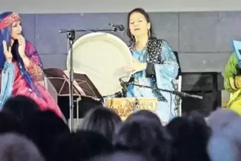 Ausdrucksstarke Stimmen und vielseitigen Rhythmik: Maryam Akhondy (mit der großen Rahmentrommel in der Mitte) und ihr exiliranis