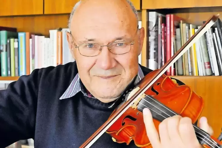 Ein unzertrennliches Paar: Karl Sieber und seine Geige.