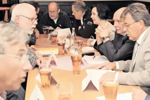 Ärzte und Vertreter der Kassenärztlichen Vereinigung Rheinland-Pfalz diskutierten mit Angelika Glöckner und dem Staatssekretär D