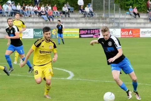 Szene vom letzten Oberliga-Heimspiel des SC Hauenstein gegen Hertha Wiesbach, den neuen Tabellenzweiten. SCH-Angreifer Niklas Ku