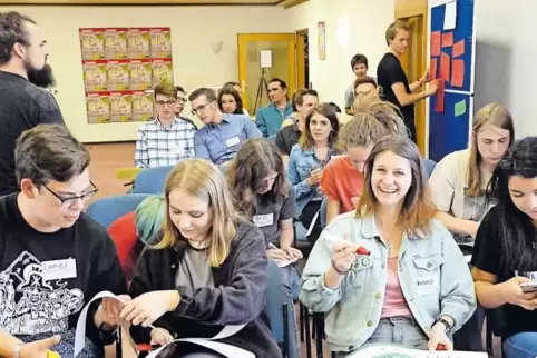 Konzentriert bei der Arbeit: Rund 50 junge Leute engagierten sich beim Neustadter Jugendkongress.