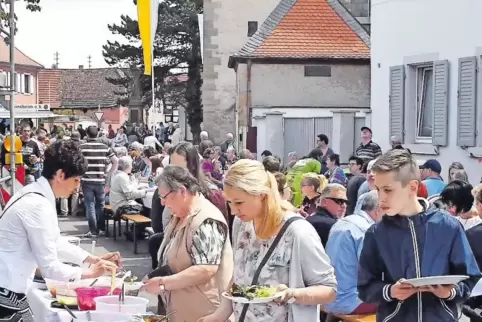 Tafel-Treiben à la Geinsheim: Auch die Salatbar kam bei Einheimischen und Gästen gestern gut an.