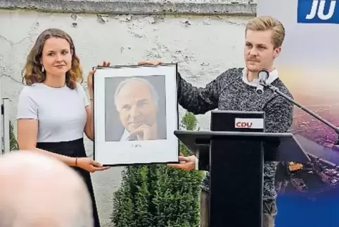 Maximilian Göbel und Elisabeth Seegers zeigen das signierte Foto von Helmut Kohl.