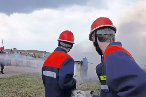 Übung der Jugendfeuerwehr Kirchheim-Kleinkarlbach: Die Jugendlichen löschen den Brand einer selbstgezimmerten Hütte.