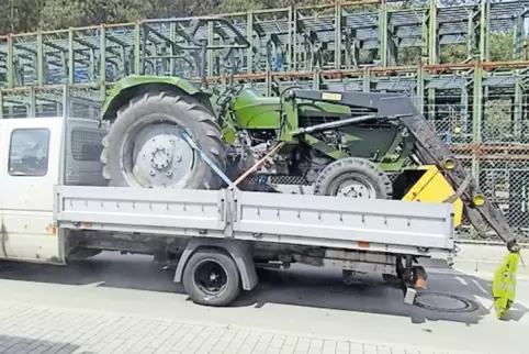 Musste abgeladen werden: der Traktor auf diesem Lkw.