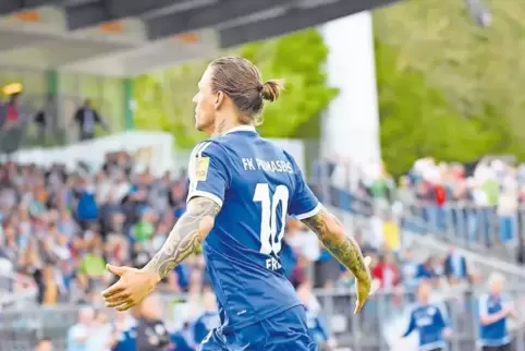 Triumphator: Patrick Freyer lässt sich nach seinem Tor zum 1:0 feiern.