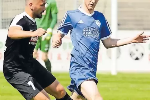 Schütze des 1:0: Kevin Rose (rechts), hier gegen den starken Ludwigshafener Nico Pantano.
