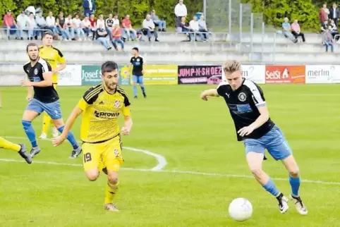 Obwohl nach Gelb-Rot für Wiesbachs Engin Yalcin (links) in Überzahl, verliert der SC Hauenstein sein letztes Oberliga-Heimspiel 