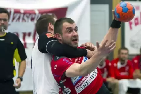Tomas Kraucevicius (mit Ball, hier im Spiel gegen die HF Illtal) war in Völklingen mit acht Treffern bester VTZ-Torschütze. Foto
