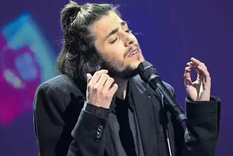 Innig im übergroßen Jackett: Salvador Sobral aus Portugal.