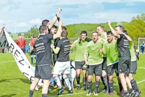 Ausgelassen feiern die Spieler des VfB Reichenbach mit Bier- und Sektduschen die Meisterschaft in der Bezirksliga.