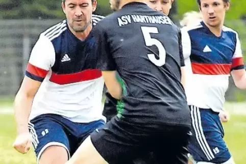 Der Harthausener Sven Lehr (rechts) stellt sich dem Edesheimer Peter Pottmeyer in den Weg.