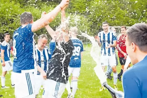 Was die Flaschen hergeben: Ausgelassen und mächtig feucht feierten die Kicker des SV Veldenz Lauterecken die Meisterschaft und d