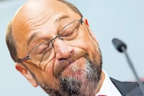 Versucht die am Boden liegenden Genossen aufzurichten, ist aber selbst sichtlich enttäuscht: Martin Schulz, SPD-Chef und Kanzler