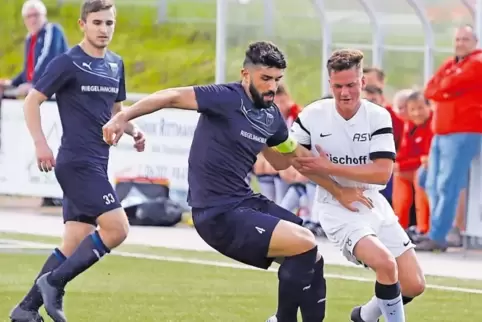 Störmanöver: Winnweilers Hendrik Schwab (rechts) versucht, seinem Gegenspieler den Ball abzuluchsen.