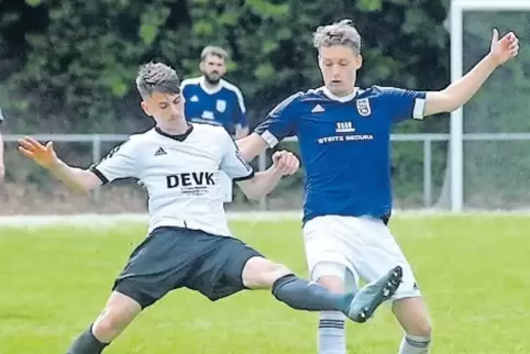 Schenken sich nichts: Steinbachs Marvin Gödtel (links) und Christopher Shipnoski.
