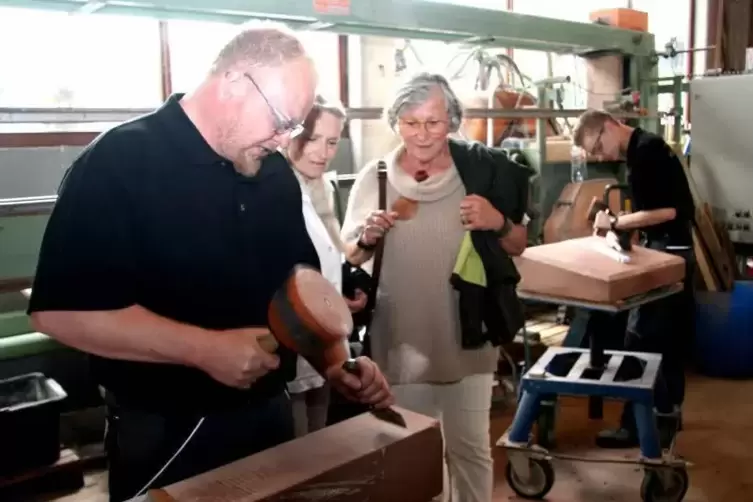 Einblicke in die Handwerkskunst – hier Steinmetz André Mertel bei einer früheren Veranstaltung – gibt es beim „Tag des dörfliche