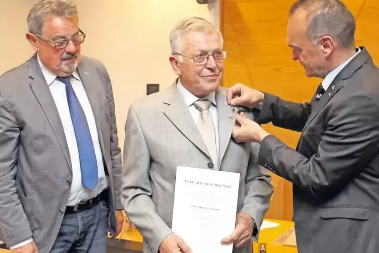 Siegfried Strobel bekommt die Ehrennadel des Landes von Landrat Fritz Brechtel angeheftet. Bürgermeister F.X. Scherrer schaut zu