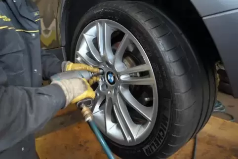 Häufiger einen Satz neuer Reifen brauchen die Autofahrer, die auf dem IB-Parklatz auf der Husterhöhe in Pirmasens das Schleudern