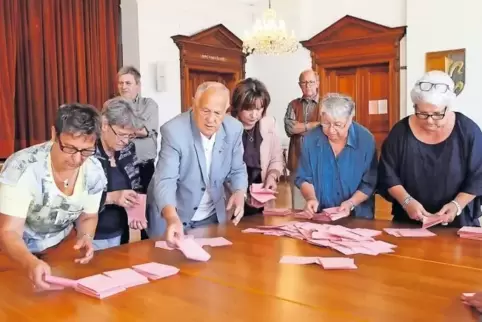 Höchste Konzentration beim Auszählen. Szene aus dem Wahllokal Stadthaus am Sonntagabend.