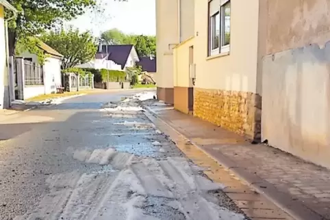 Auch am gestrigen Morgen waren die Überreste des Hagels in Wahlheim noch zu sehen. Die Eiskörner hatten Kanäle verstopft und so 