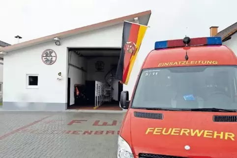 Statt einer Wellblechhalle hat die Freiwillige Feuerwehr Selchenbach jetzt ein schmuckes neues Gebäude.