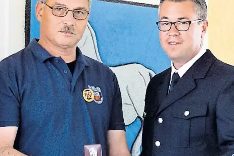 Thilo Neitsch (links) wurde mit dem goldenen Feuerwehrehrenzeichen geehrt. Daneben Wehrleiter Jens Werner.
