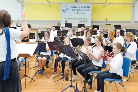 Machte den Auftakt: die Bläserklasse (im Vordergrund).