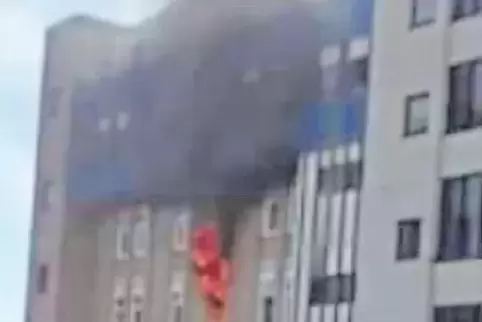 Das Feuer war gestern gegen 11 Uhr in einem Lagerraum im vierten Stockwerk des Krankenhauses ausgebrochen.