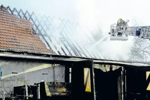 Nach einem Blitzeinschlag mussten die Feuerwehren am Sonntagabend eine Scheune in Orbis löschen.