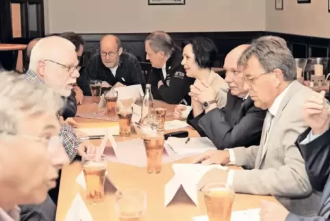 Ärzte und Vertreter der Kassenärztlichen Vereinigung Rheinland-Pfalz diskutierten in Pirmasens mit Angelika Glöckner und dem Sta