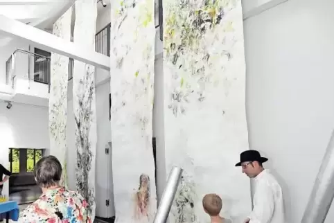 Die lyrisch-luftigen Aquarelle auf monumentalen Papierbahnen von Lukas Gartiser dominieren das Foyer.