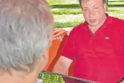Plausch im Grünen: Michele Varipapa (rechts) im Gespräch mit Markus Knopp.