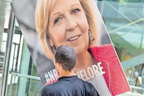 Ausgemustert, kraftlos: Ministerpräsidentin Hannelore Kraft (55) ist bereits am Sonntagabend von ihren Ämtern zurückgetreten.