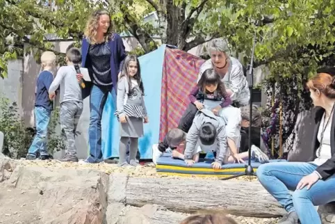 Kinderstapeln: Die Bremer Stadtmusikanten sind auf dem Jubiläumsfest der Kindertagesstätte ein Thema gewesen.