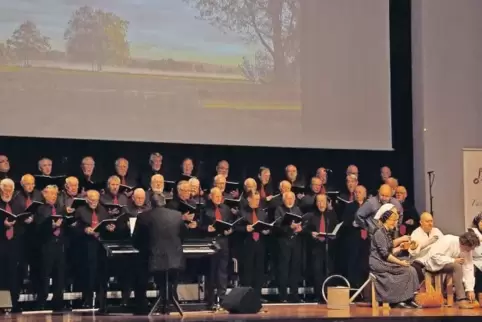 Ein Chor, eine Leinwand, ein Schauspiel-Ensemble: Zum Jubiläum gab es mehr als nur Musik.