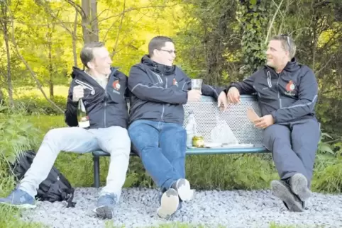 Eine Pause muss sein: Sven Thönnes, André Netter und Volker Knörr (von links) von den Pfalzwanderern sind zwar gern im Pfälzerwa