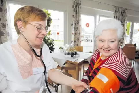 Gesundheitscheck im Seniorenstift: Maria Jakobs misst den Blutdruck von Andrea Metzger.