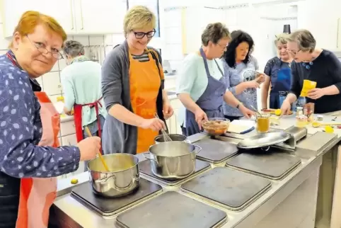 Unter Anleitung von Anne Sator (rechts) kochen die Teilnehmerinnen Rezepte Hildegard von Bingens nach.