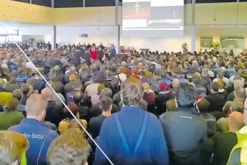 Ein großes Forum: An Daimler-Betriebsversammlungen – unser Bild entstand im Dezember – nehmen tausende Mitarbeiter teil.