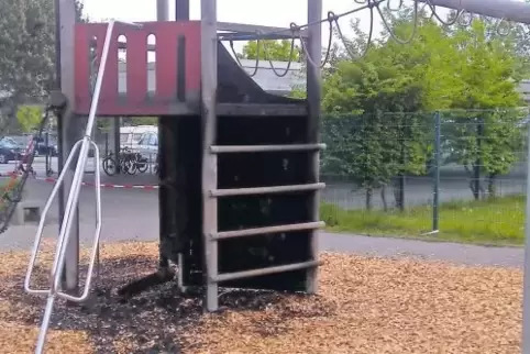 Der stark beschädigte Kletterturm wurde inzwischen abgerissen.