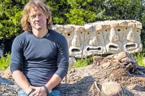 Außer Skulpturen in Stein hat Lilau in jüngster Vergangenheit auch in Holz und Stein gearbeitet. Ab Freitag sind seine Werke zu 