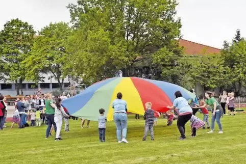 Schwungtuch-Tanz der Kinder zur Eröffnung des Frühlingsfestes. Dabei wurde auch die neue Gruppe Krümelmonster eingeweiht.