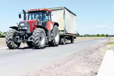 Es rollt: Traktor mit Anhänger auf dem neuen Pfalzmarktweg.