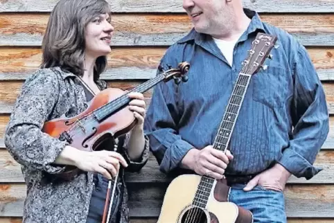 Anja Thiel und Martin Weinacker bilden das Duo Martanja. Am Samstag treten sie in der Museumsscheune Neuhofen auf.