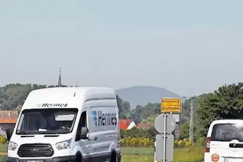 Hinter Bellheim in Fahrtrichtung Knittelsheim: Ein Kreisel soll hier die Südumgehung mit der geplanten Westspange verbinden.