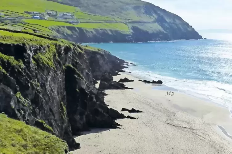 Grüne Wiesen, steile Felsen: Die irische Landschaft Connemara ist Schauplatz der Erzählung von Swoboda.